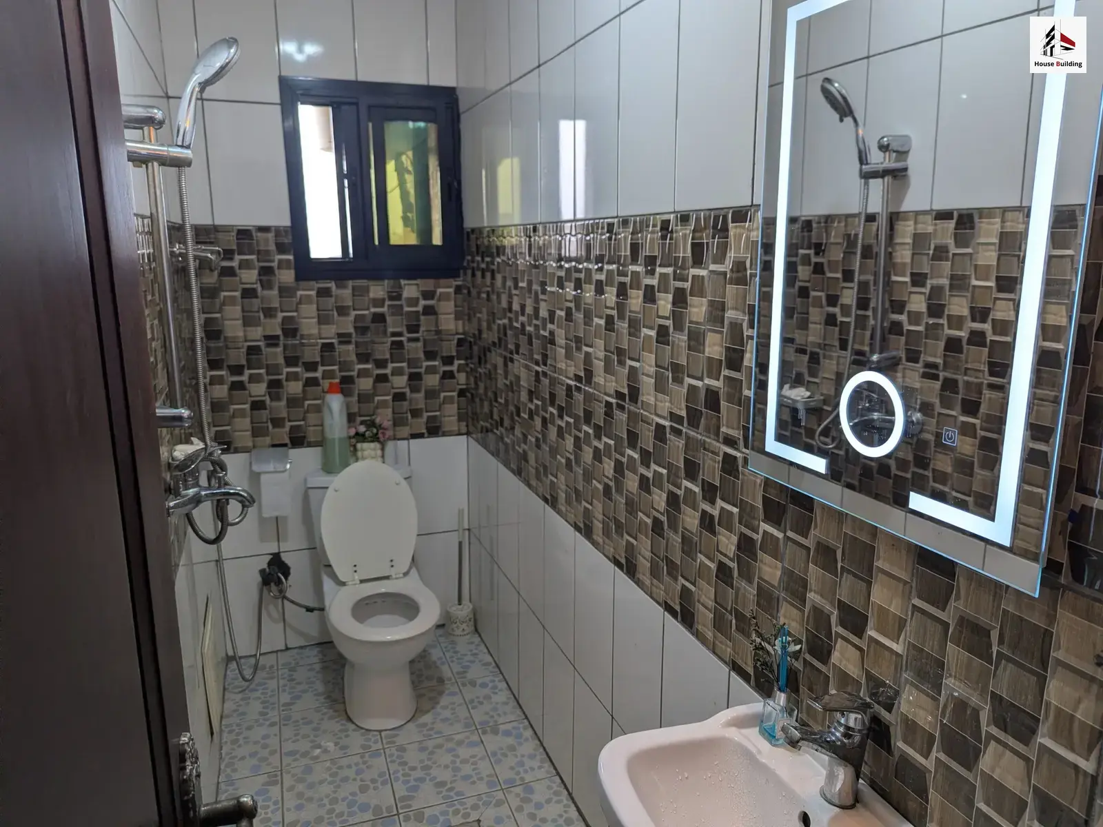 Salle d’eau avec eau chaude du studio meublé